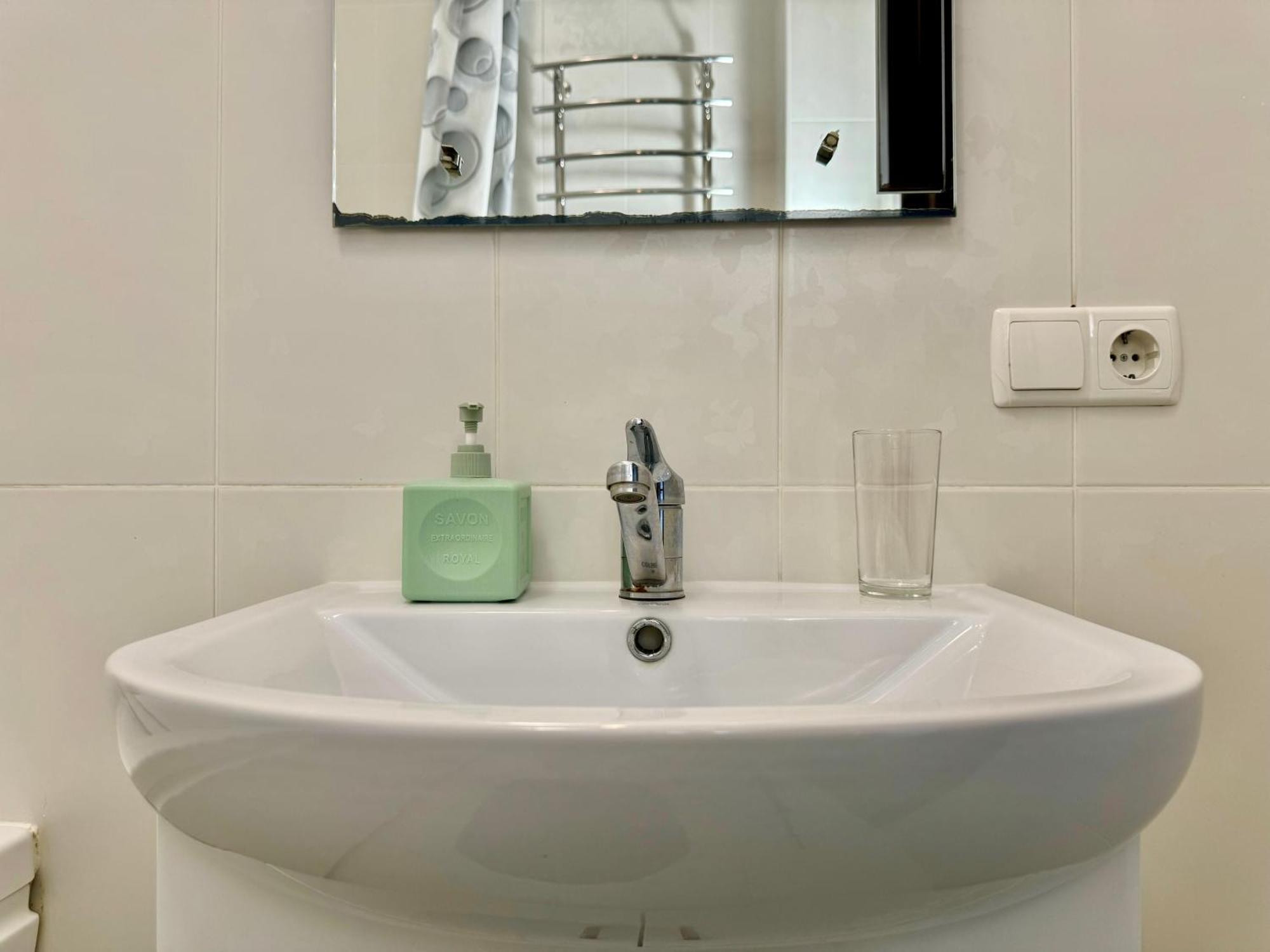 Apartpoltava світлі просторі 80м2 , 2-окремі кімнати, новобудова центр чек банківський Apartment Poltawa